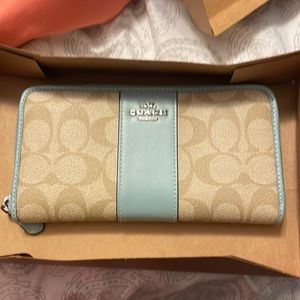 🌿🌸Authentic Coach Blue and Tan Wallet 🌸🌿